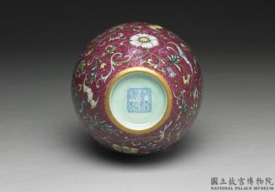 图片[3]-Gall-bladder-shaped vase with flower on a carved red ground in yangcai painted enamels, Qianlong reign (1736-1795), Qing dynasty-China Archive